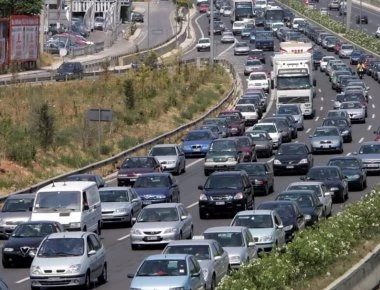 Μποτιλιάρισμα λόγω ανατροπής ΙΧ στην άνοδο της Συγγρού